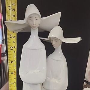 Lladró nuns